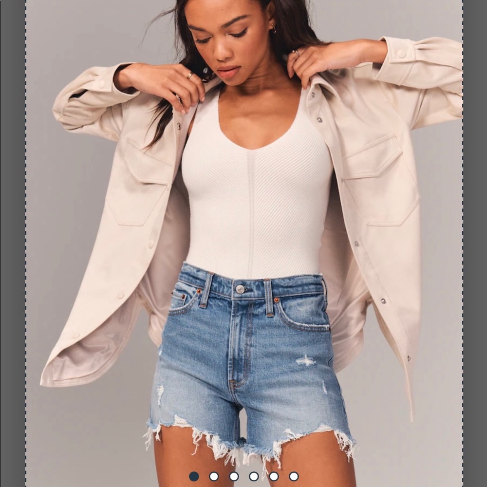 Abercrombie 4 inch high rise mom short